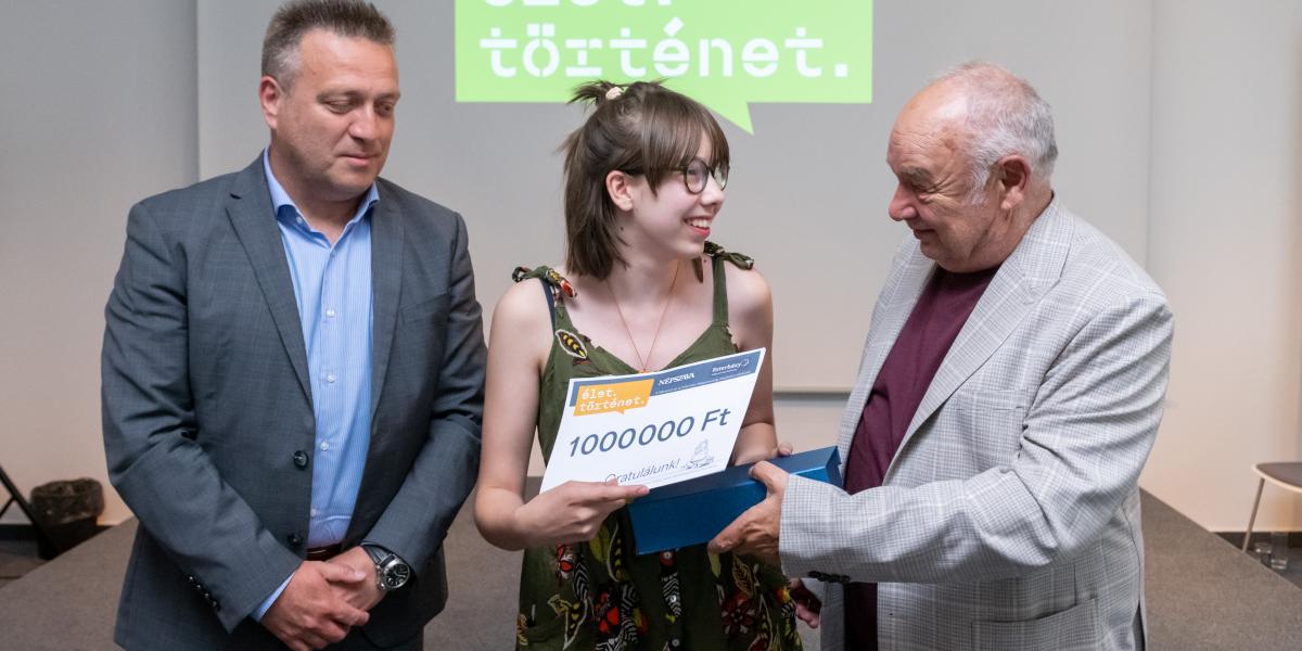 A fődíjas, Krolikowski L. Lilian, valamint az Esterházy Magyarország Alapítvány igazgatóhelyettese, Czigány Balázs és lapunk főszerkesztője, Németh Péter