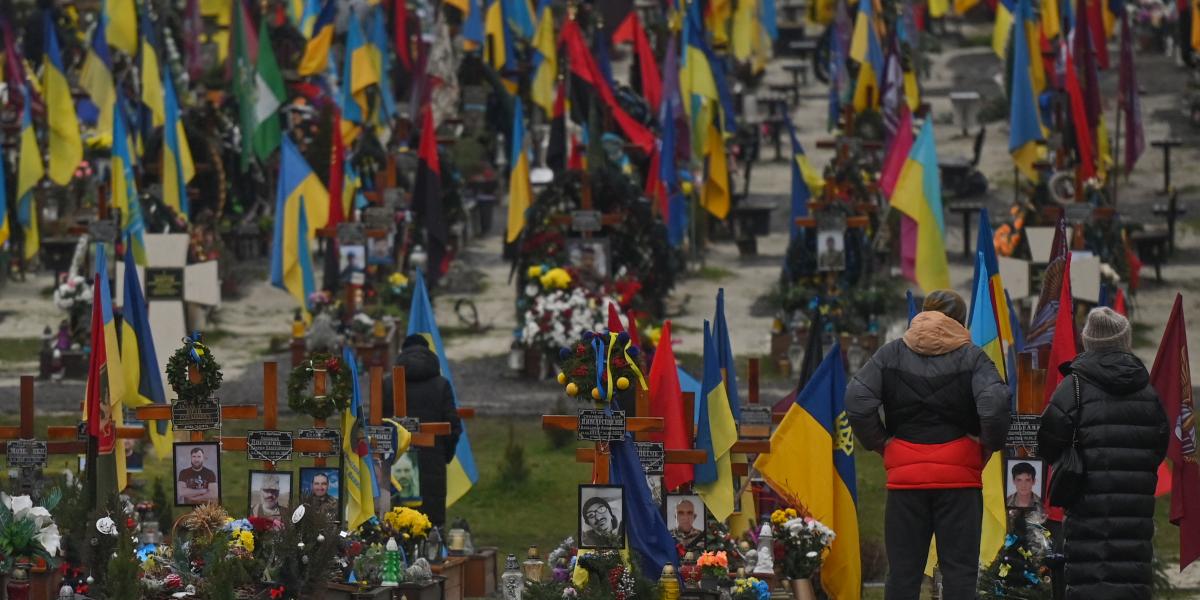 Az orosz-ukrán háborúban elesett ukrán katonák sírjai Lviv-ben