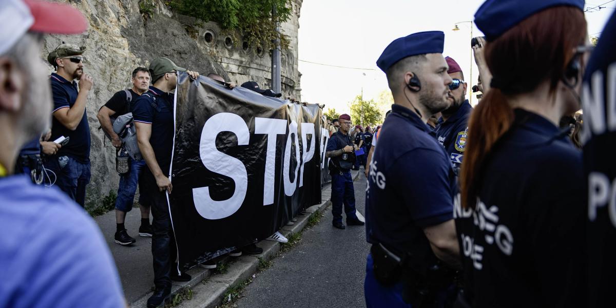 Rendőrsorfal az ellentüntetők előtt