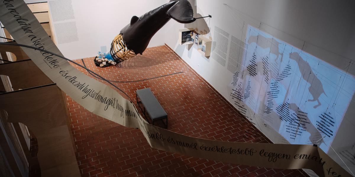 A kiállítótérben láthatjuk Az ellenállás melankóliája című regény ihlette Valuska című opera színpadi bálnáját is