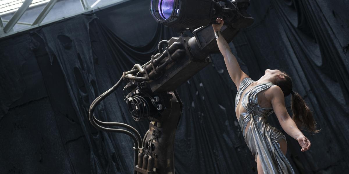 Az indusztriális belső terekhez igazodnak a díszletek, a trójai falovat egy autóipari robot szimbolizálja