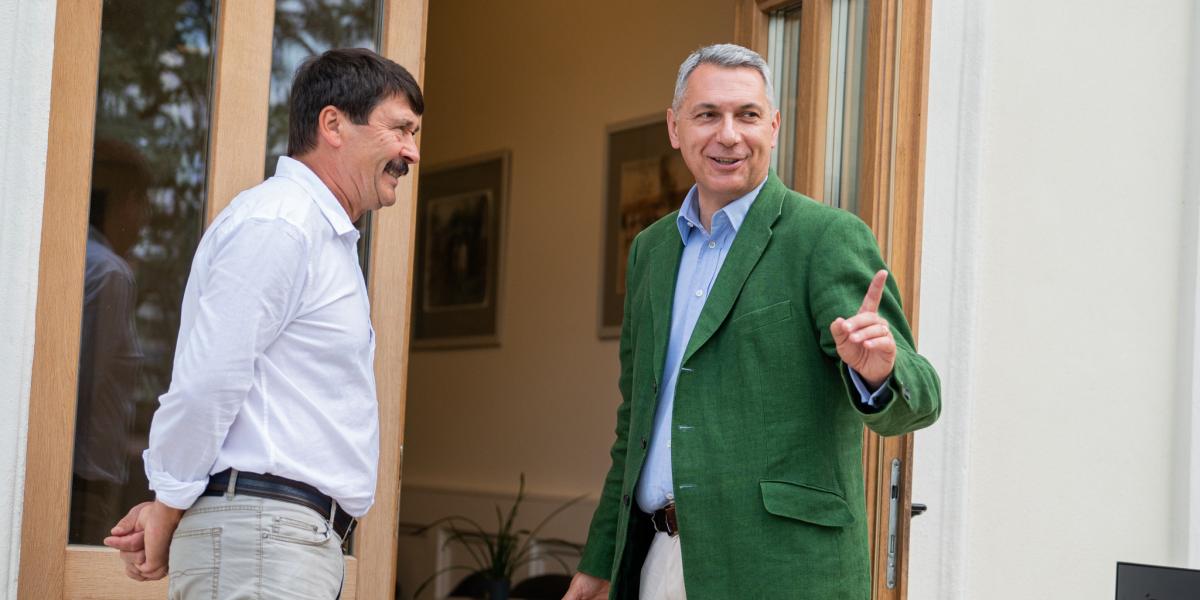 Lázár János egyik korábbi mezőhegyesi látogatásán megmutatta a birtokok Áder János volt államfőnek