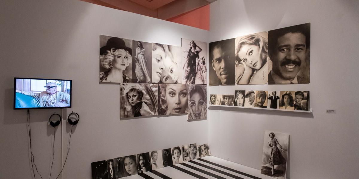 A kiállítás a sztárfotográfus egykori stúdióját is megidézi