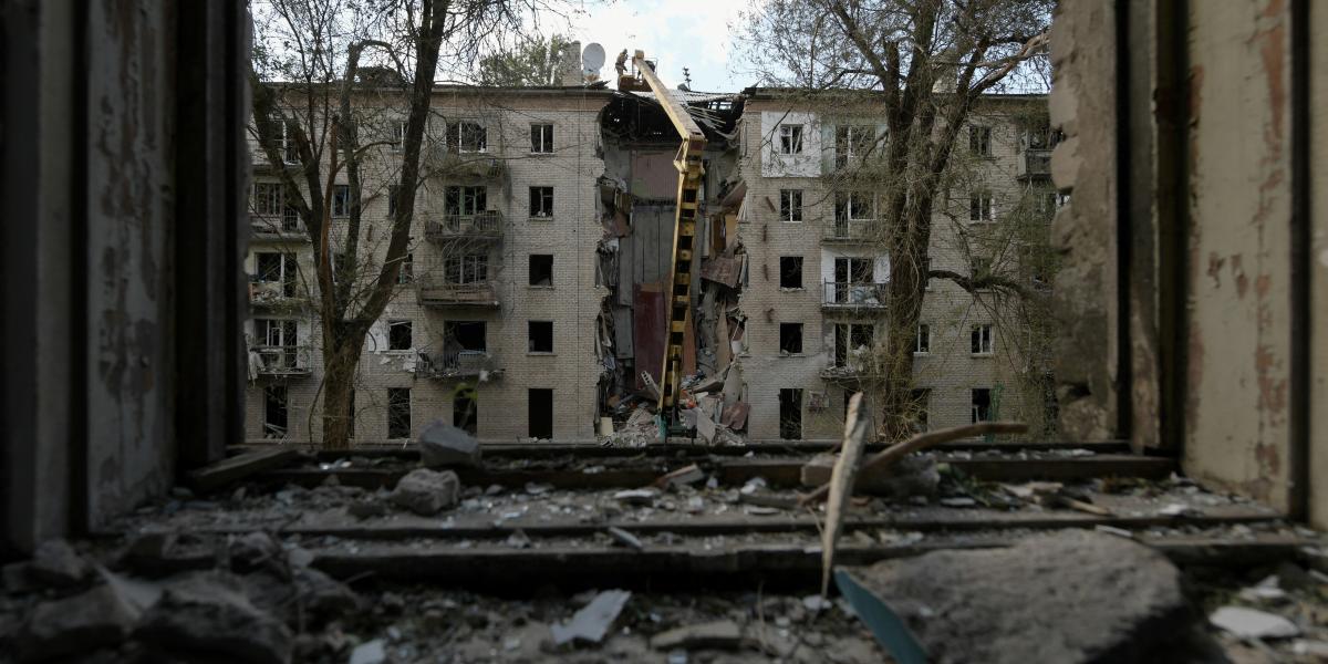 Szétlőtt ház Luhanszk városában, még 2024-ben. 