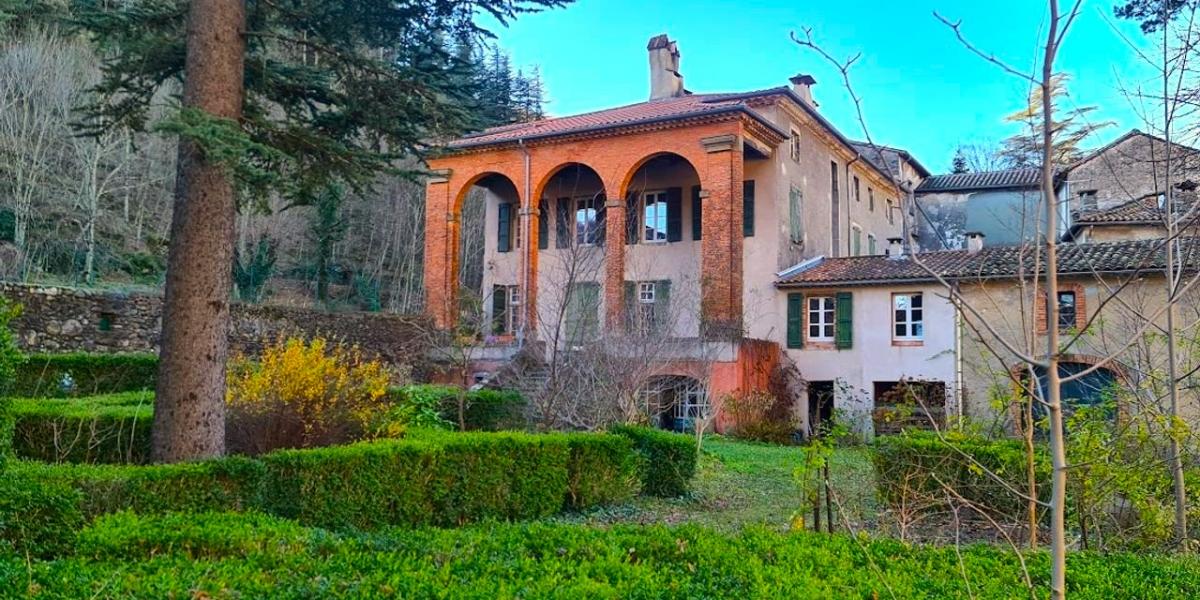 A történelmi épületben rendszeresen tartanak különféle művészeti programokat, és kisebb rendezvényeket