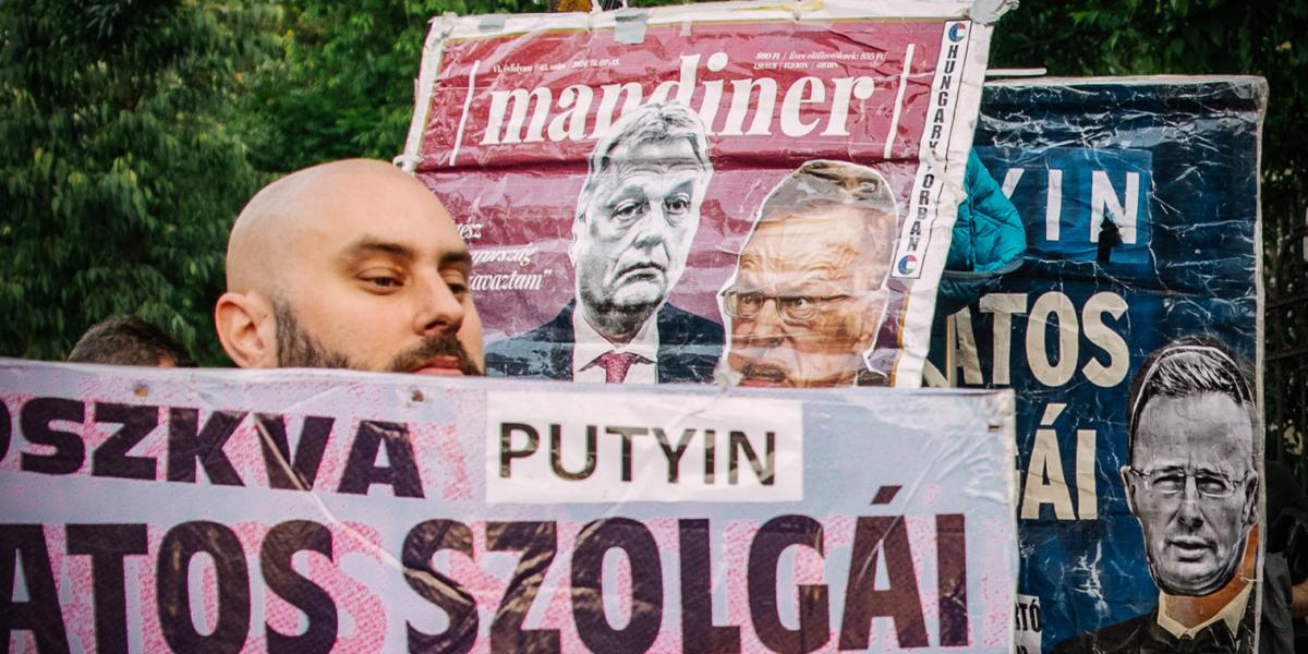 Mandineres tüntetőtábla az egyik Hadházy tüntetésen 2025. május 27-én 