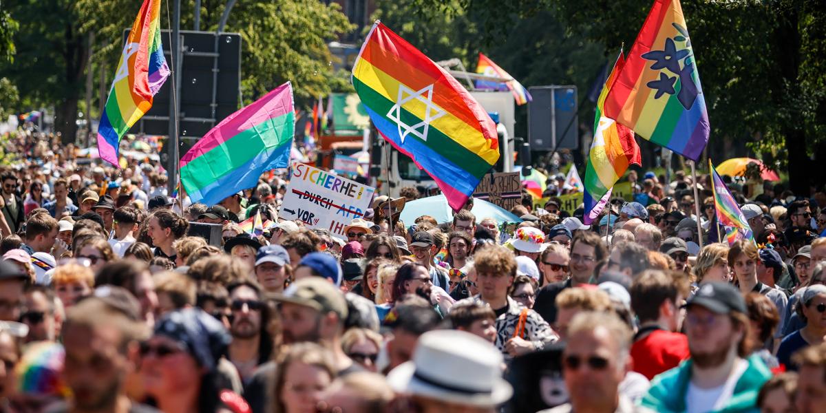 A múlt szombati müncheni Pride-on több ezer szivárványzászló volt látható – többek között a bajor kormányzói hivatal és a tartományi parlament épülete előtt is