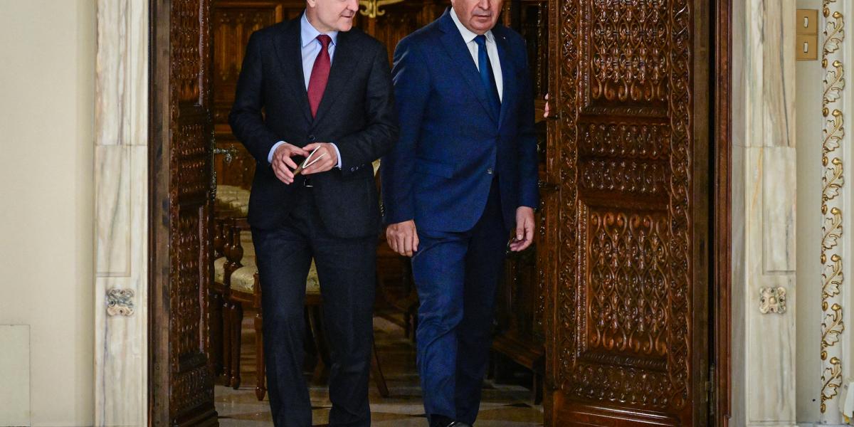  Sajtótájékoztatóján Ilie Bolojan kormányfő (jobbra) beismerte, hogy az eddigi gyakorlat folytatásával a román állam Görögország sorsára juthat, és eleshet az uniós pénzektől