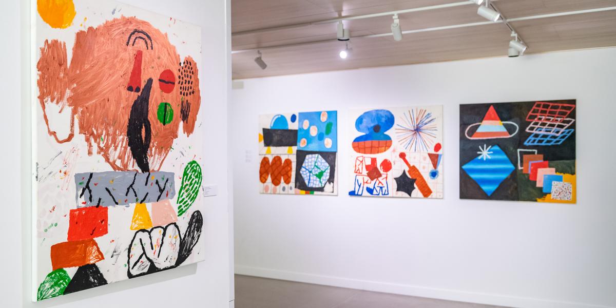 Egyik képén Agamemnón halotti maszkja jelenik meg (bal oldalt)