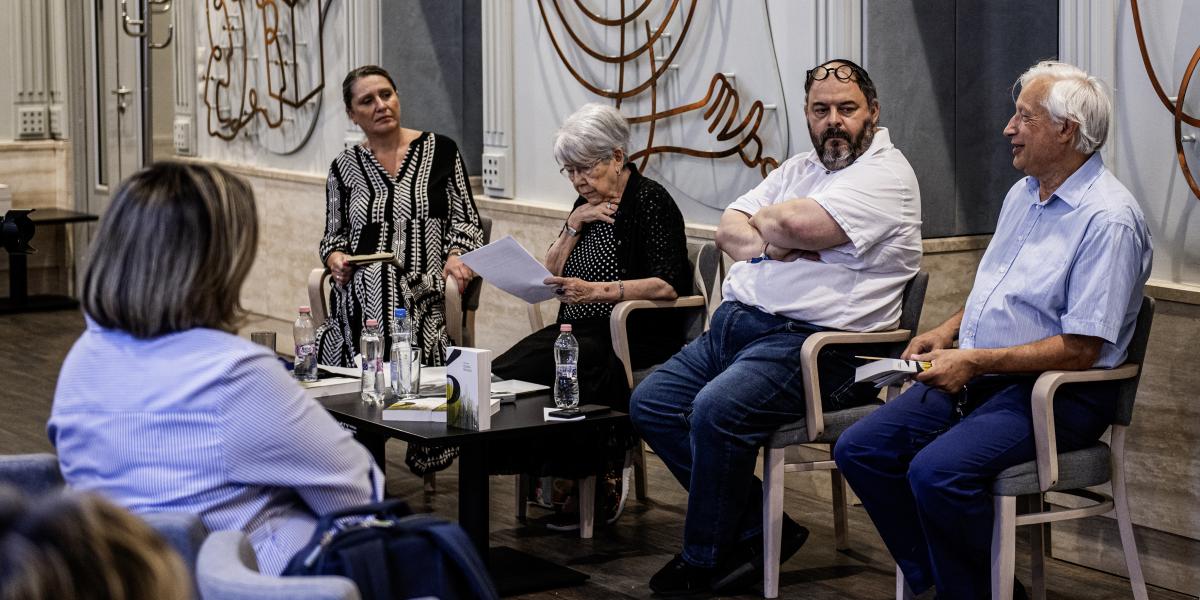 Kiss Henriett, Szegvári Katalin, Radnóti Zoltán és Földes Tamás a Rumbach utcai zsinagógában tartott könyvbemutatón