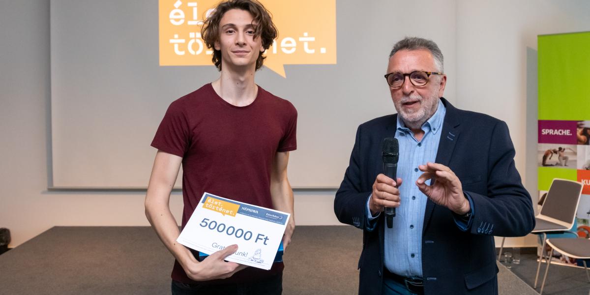 Kiss Bálint Béla Heisler Andrástól, az Erzsébetvárosi Zsidó Örökségért Alapítvány kuratóriuma elnökétől vette át a díjat