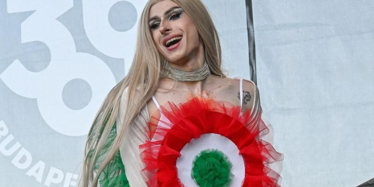 Mia Szösz performanszában fehér ruháján nemzeti színű fátyollal, hatalmas kokárdával táncolt a szombati Pride-on