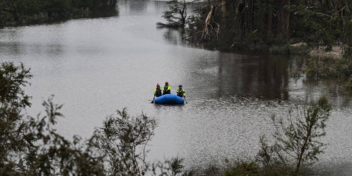 Egy mentőcsapat tagjai eltűnteket keresnek a Guadalupe folyón a texasi Kerrville-ben 2025. július 6-án, a július 4-i ünnepi hétvégén bekövetkezett súlyos villámárvíz után.