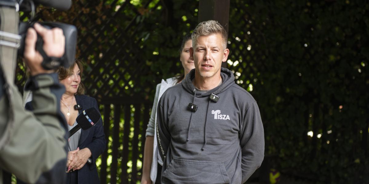 Magyar Péter a Bolyai Farkas Gyermekotthoni Központ előtt Budapesten május 26-án 