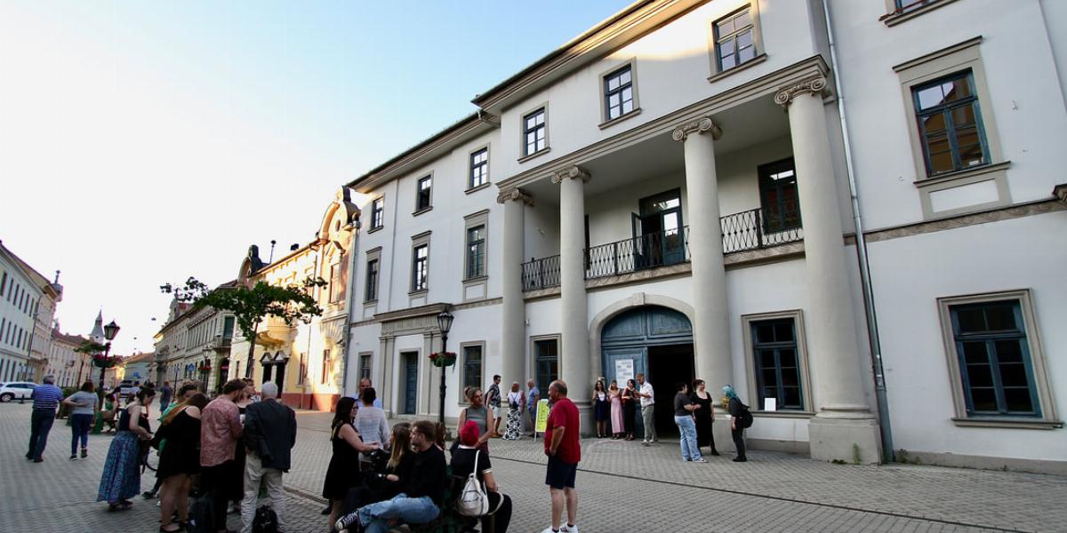 A volt tiszti kaszinó, későbbi Ifjúsági Ház, majd Kepes Központ épülete.