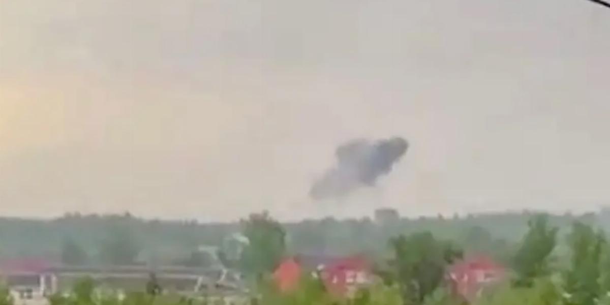 Füstfelhő a Krasznozavodszki Vegyi Üzem fölött július 7-én 