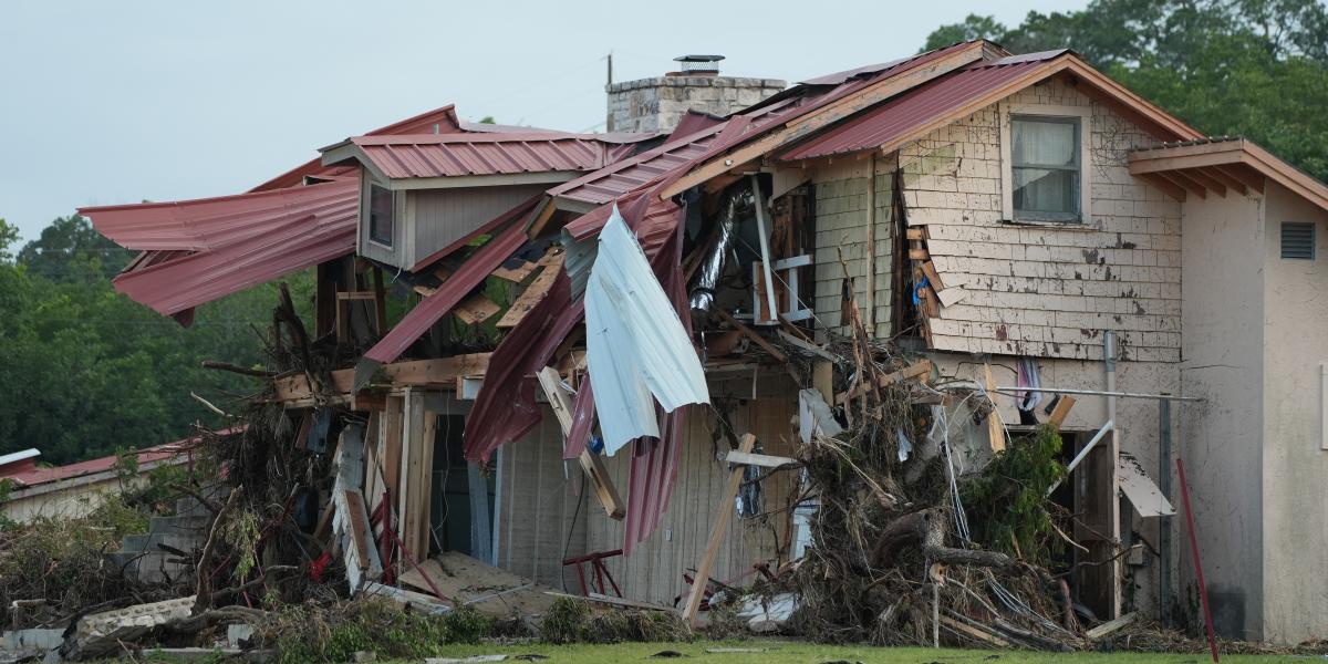 A Camp Mystic keresztény lánytábor egyik épületének romjai Texasban július 7-én 