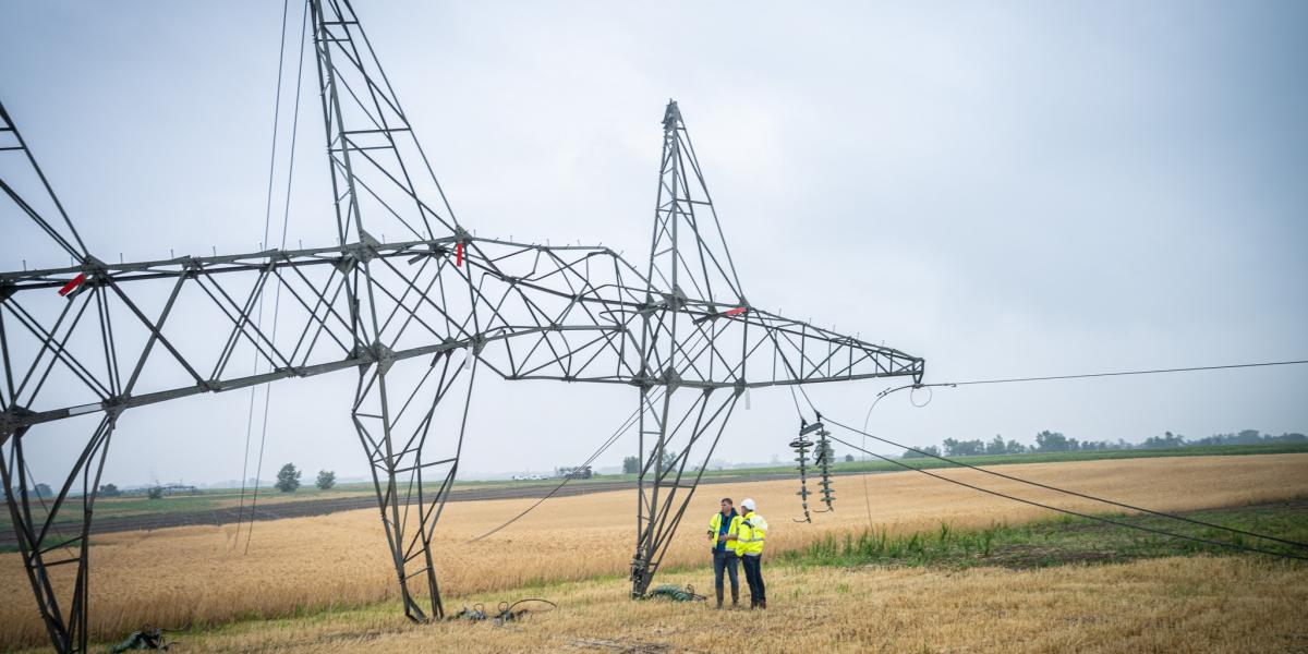 Helyreállítási munkálatok egy, a július 7-i vihar által ledöntött villanyoszlopnál 