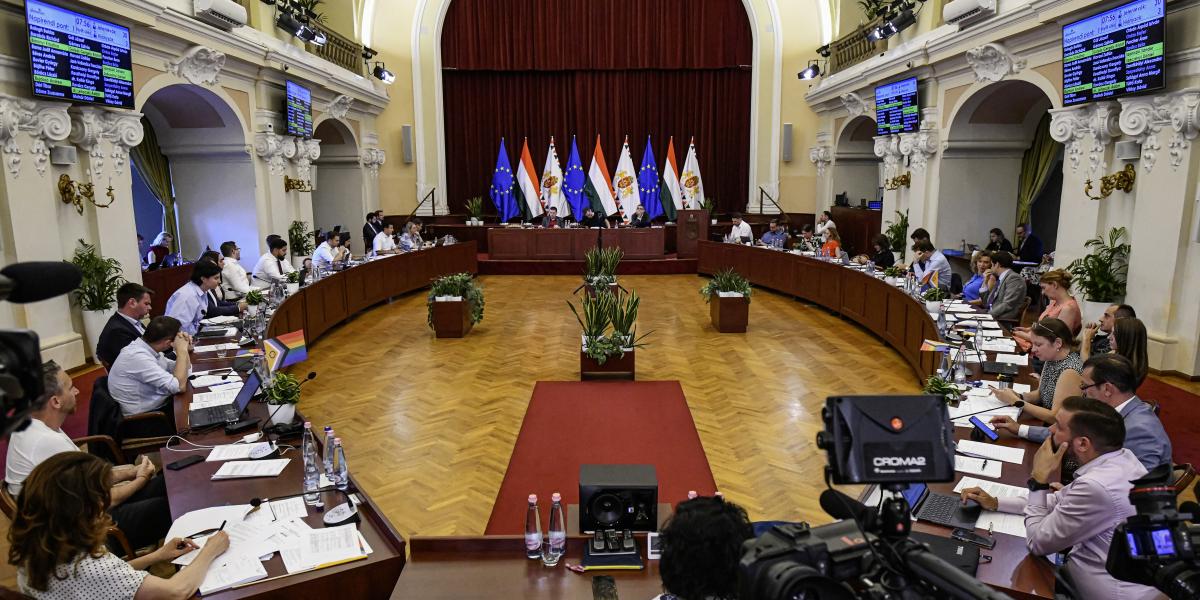 A határidő lejárta előtt órákkal ült össze a rendkívüli ülés