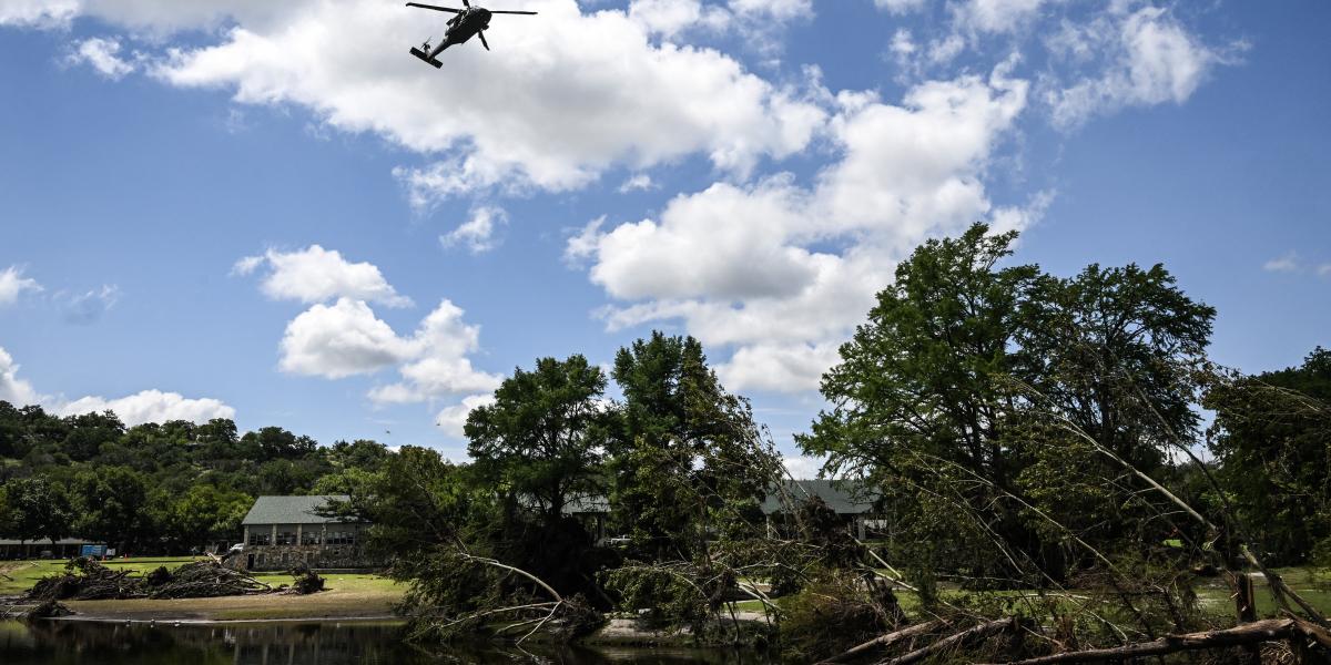 Helikopter a texasi Hunt városában, a Guadalupe folyónál 2025. július 8-án.