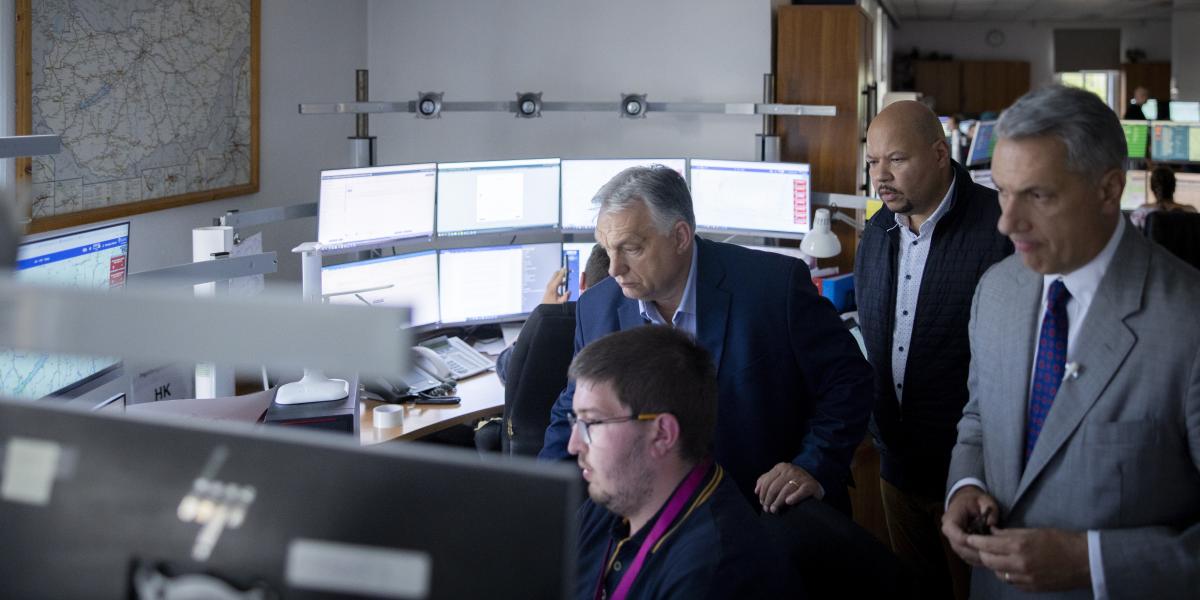 Orbán Viktor ás Lázár János a MÁV-Volán Csoport Haváriaközpontban Budapesten július 8-án 