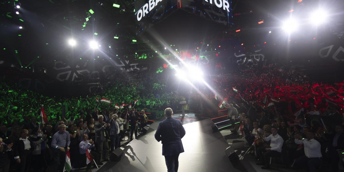 Orbán Viktor érkezése a Harcosok klubja - A kezdet pódiumára a budapesti BOK Csarnokban május 18-án 