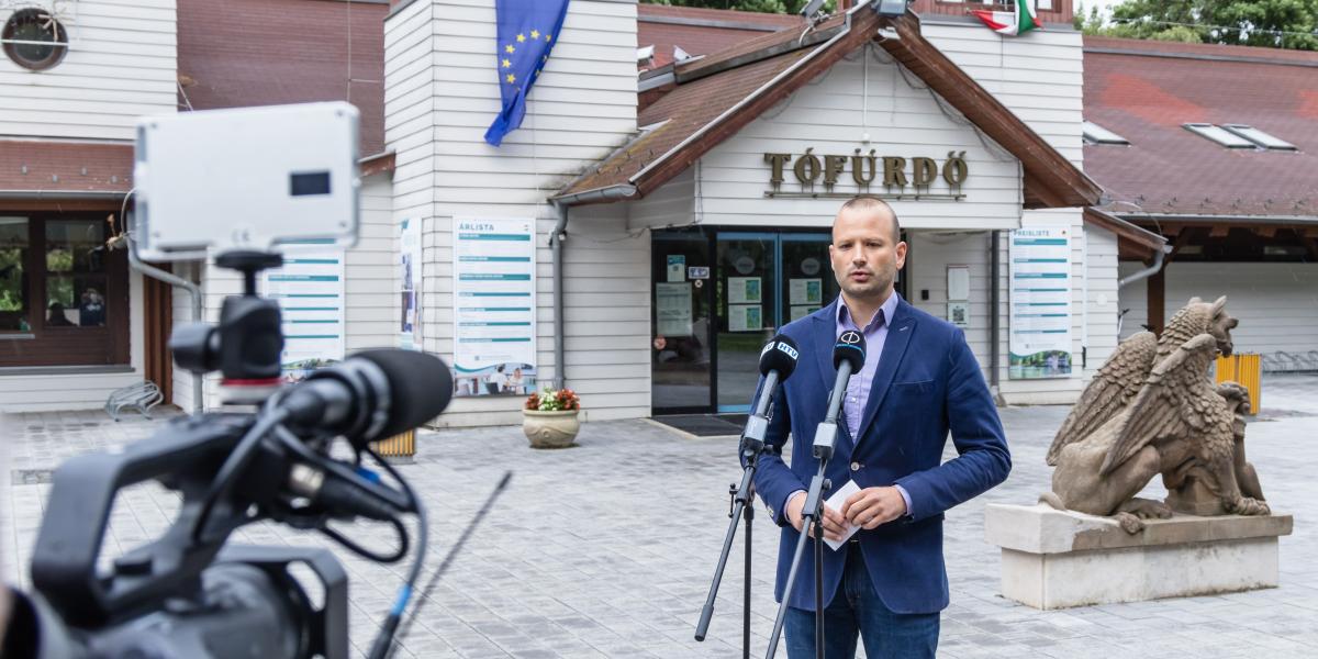 Nagy Bálint, az Építési és Közlekedési Minisztérium közlekedésért felelős államtitkára sajtótájékoztatót tart a Hévízi Tófürdő tavi fürdőépületének helyreállításáról július 9-én 