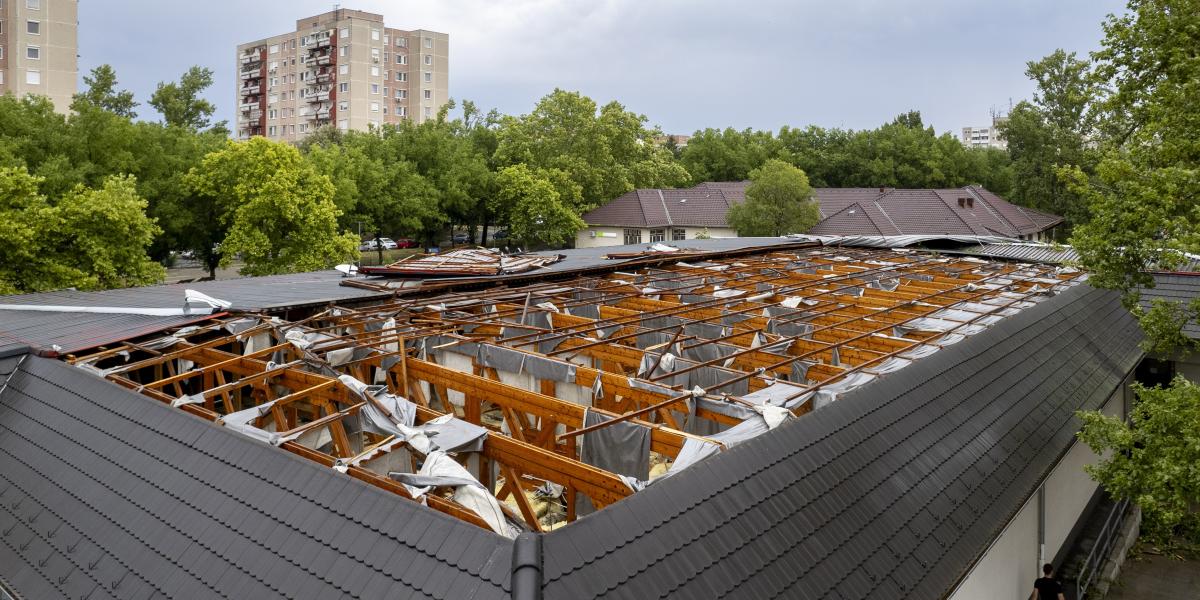 Egy bevásárlóközpont viharban megrongálódott tetőszerkezete Debrecenben július 7-én 