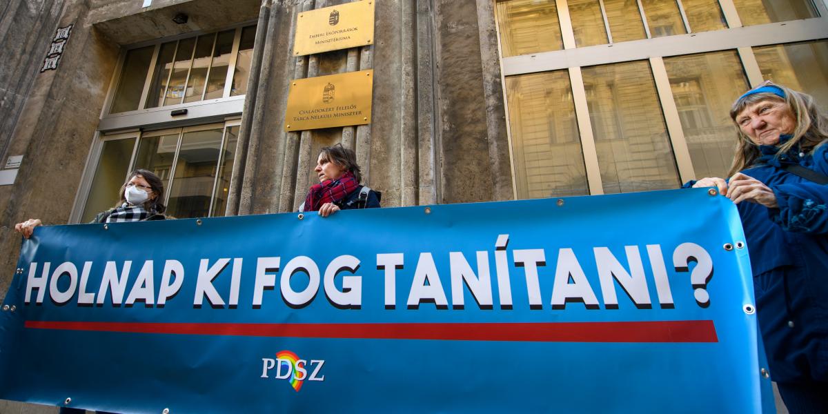 Illusztráció: Pedagógus-demonstráció az Emberi Erőforrások Minisztériuma előtt 2022. március 2-án 