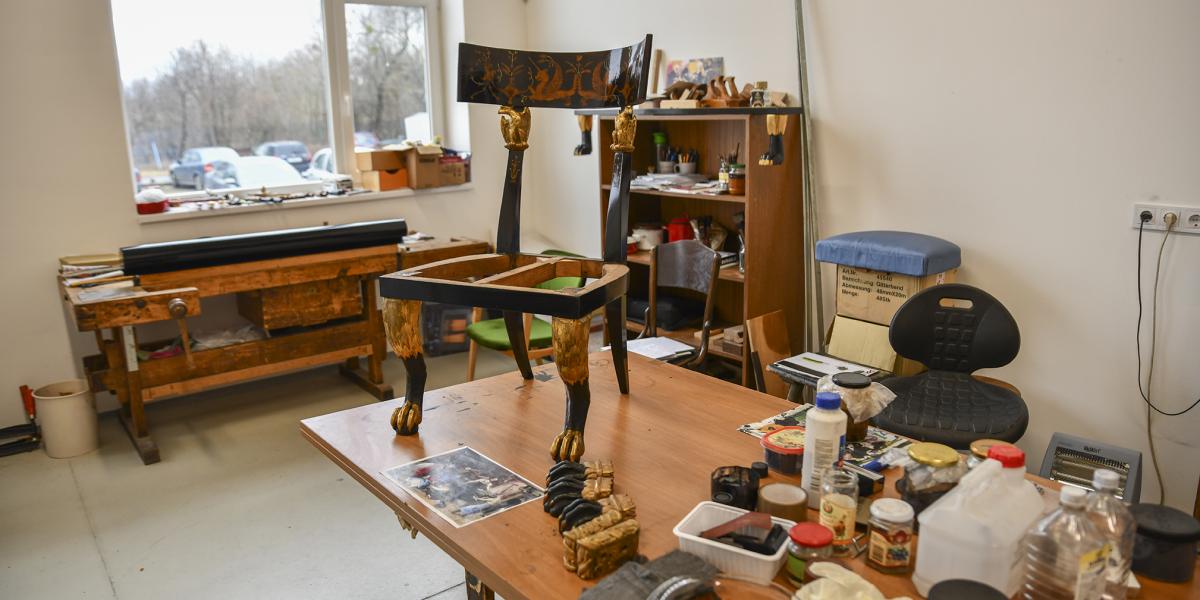 Bútortárgyak restaurálása az Iparművészeti restaurátor-műhelyében 