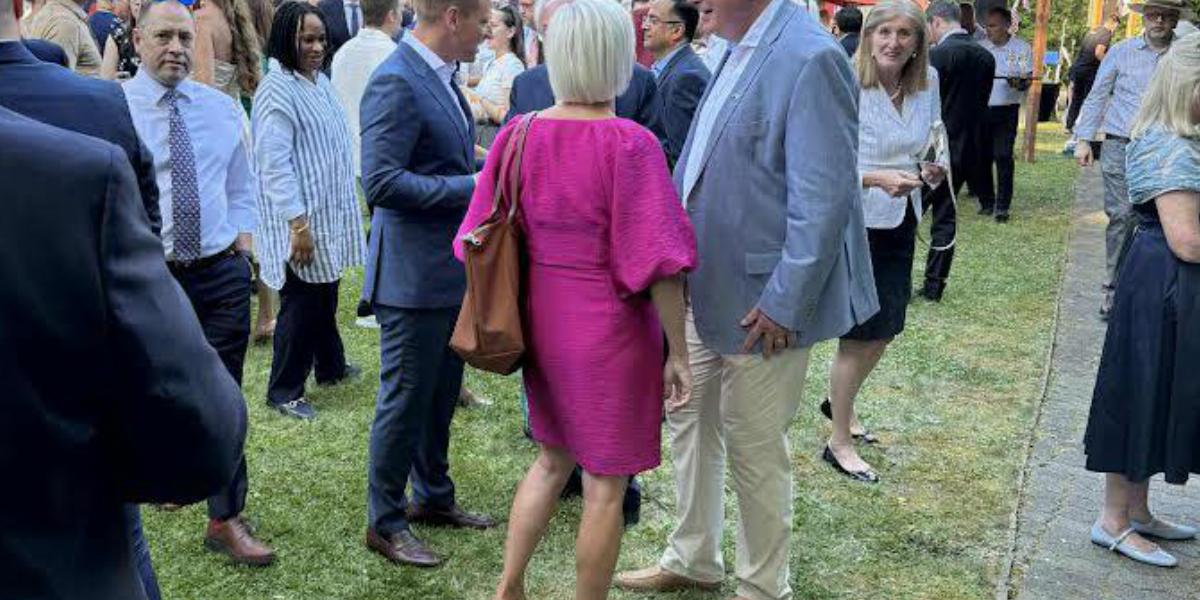 Tiborcz István balra – abban a bizonyos négyszázezres cipőben