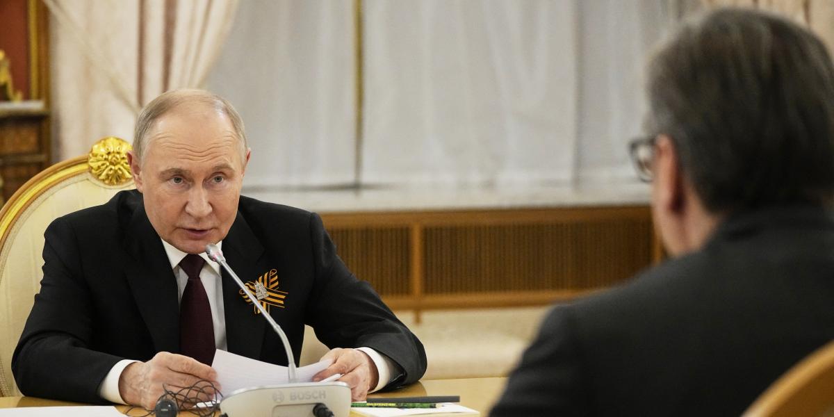 Vlagyimir Putyin és Aleksandar Vucic (háttal) 2025. május 9-én a Kremlben