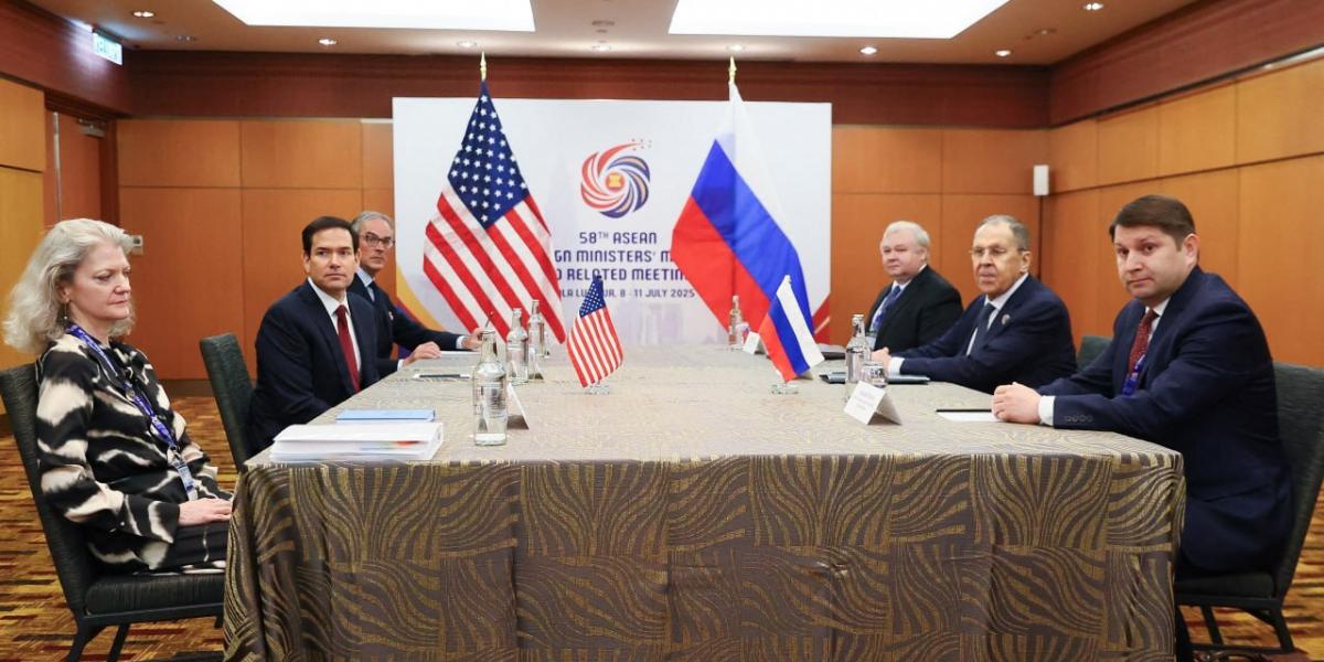 Marco Rubio bal oldalon középen Szergej Lavrov pedig jobb oldalon középen 2025. július 10-én