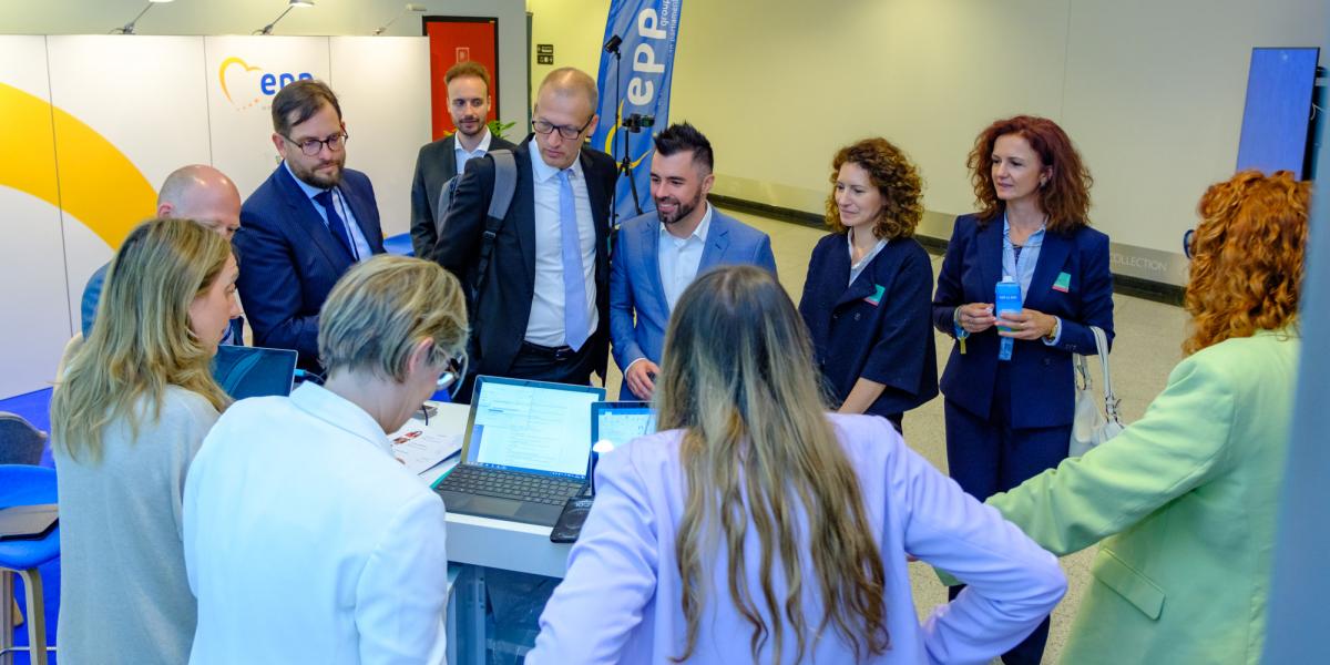 A hétből hat magyar képviselő a néppárt frakcióülésének helyszínén. Tárt karokkal várták őket