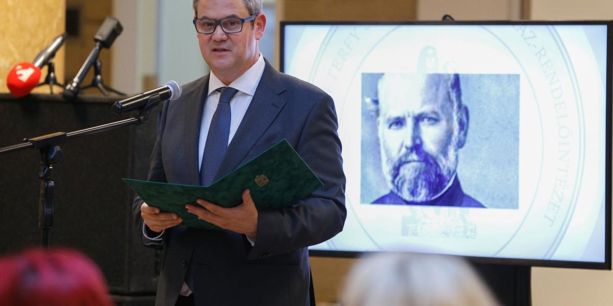 Takács Péter egészségügyi államtitkár beszédet mond a Péterfy Kórház Semmelweis-napi ünnepségén június 2-án 