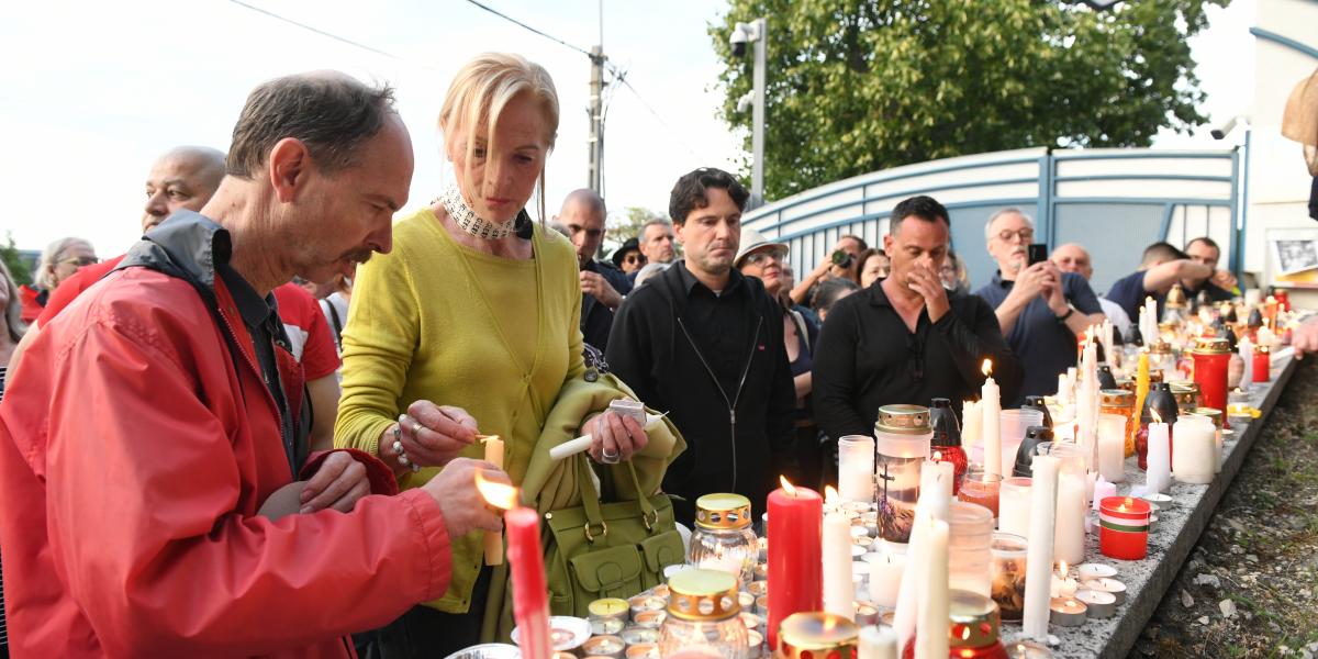 Illusztráció: Gyertyagyújtással egybekötött tiltakozás az Ukrán Nagykövetség előtt Sebestyén József halála miatt július 11-én 