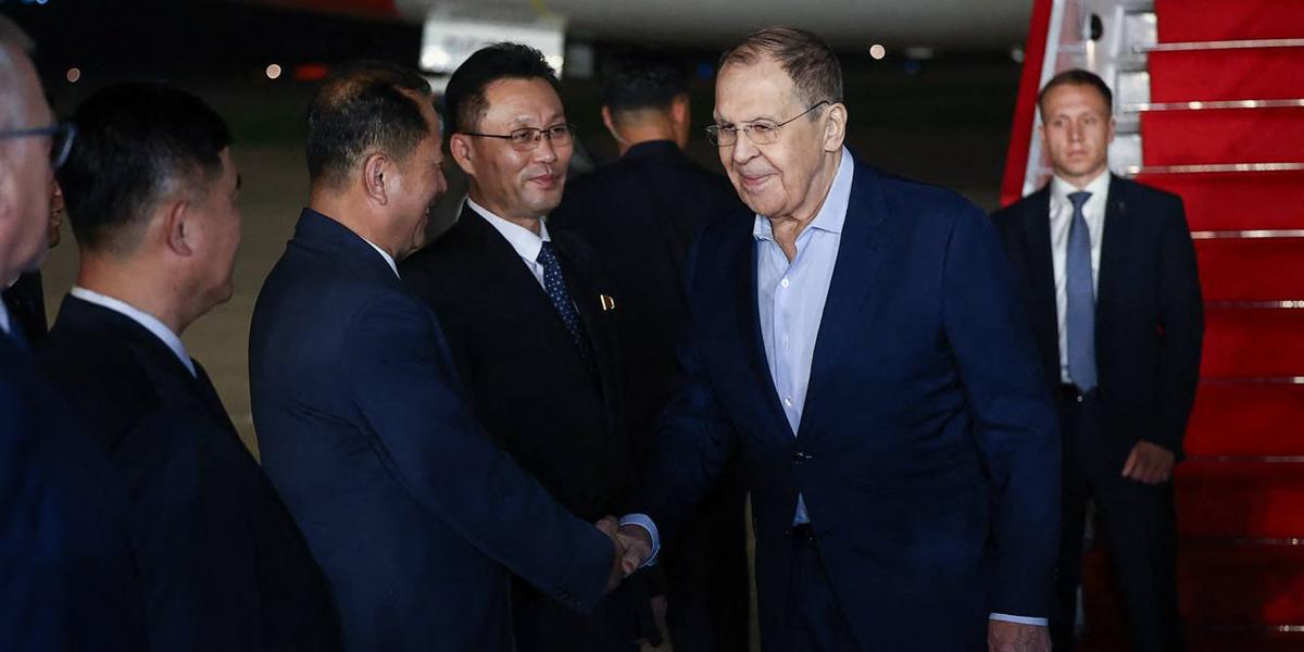 Szergej Lavrov orosz külügyminiszter megérkezik az Észak-Korea keleti partvidékén található Vonszanba 2025. július 11-én