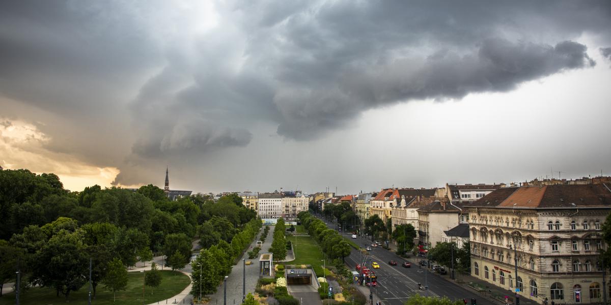 Viharfelhők Budapesten a Városliget fölött július 7-én 