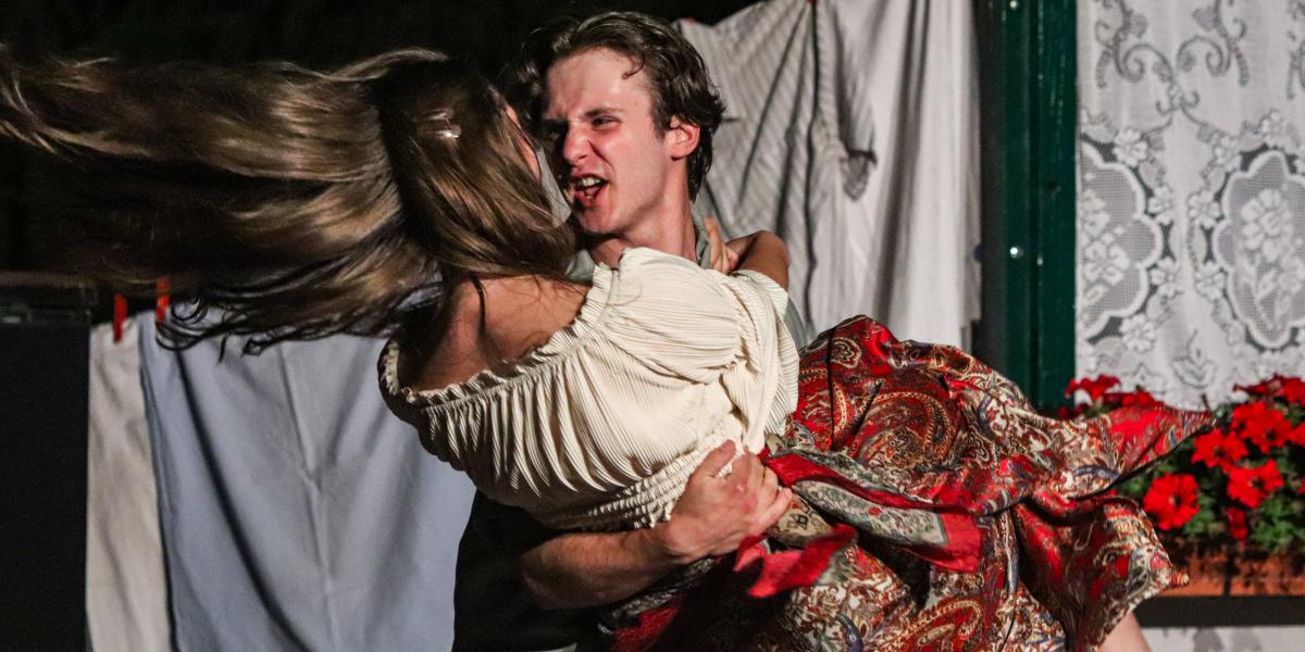 Az újvidéki Tanyaszínház Szigligeti Ede: A cigány című előadását parkban játszották. A különleges helyszín a társulatnak és a darabnak is nagyon jól állt