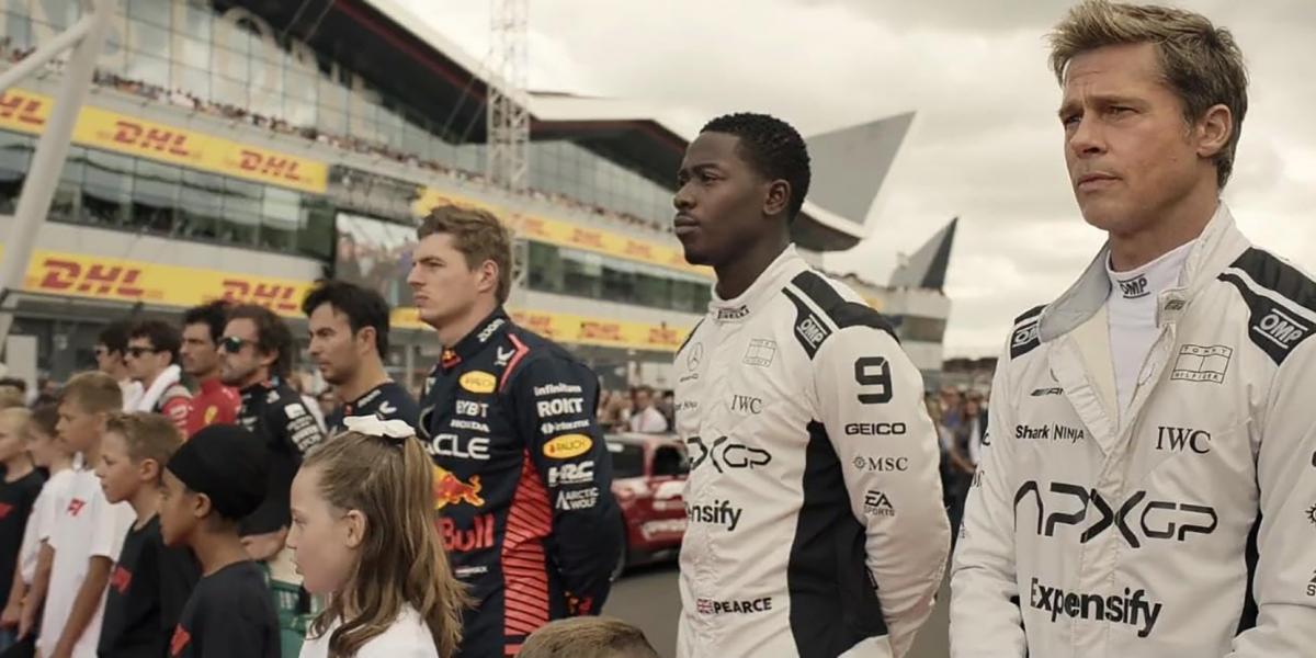 Joshua Pearson és Sonny Hayes a valódi Forma–1-es mezőny mellett a rajtrácson