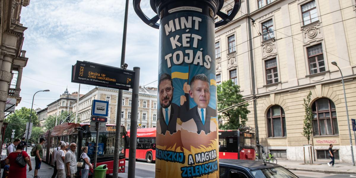 Nem csak az internetet lepték el a támadó hirdetések, a város is tele van velük