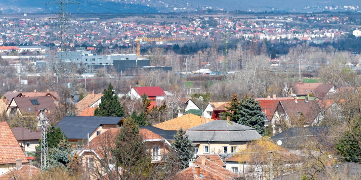 Látkép. Háztetők mindenhol