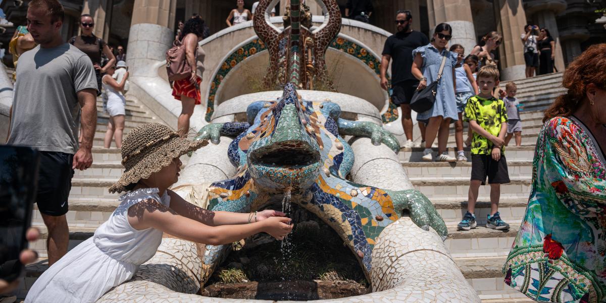 Turisták Barcelonában, Spanyolországban, 2025. július 6-án