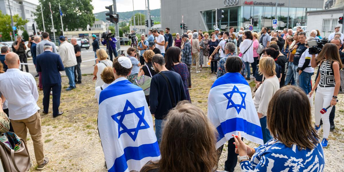 Pénteken civilek tüntettek a Sziget Fesztivál helyszínén az északír együttes fellépése ellen