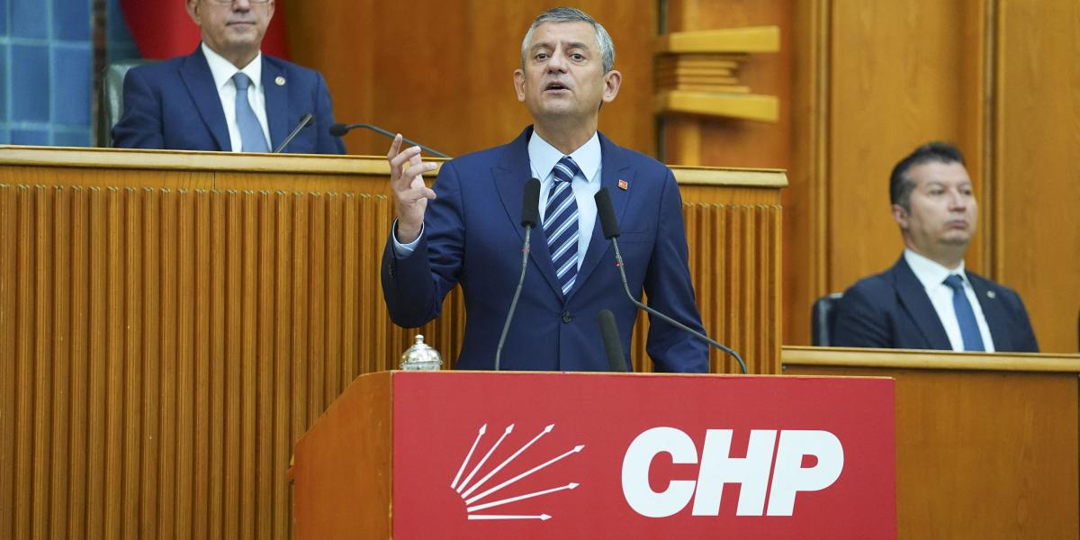 Özgür Özel pártelnök a CHP elleni hadjárat kapcsán kijelentette: „Egyértelmű, hogy már nem akarják az országot a nemzet tagjainak beleegyezésével kormányozni"