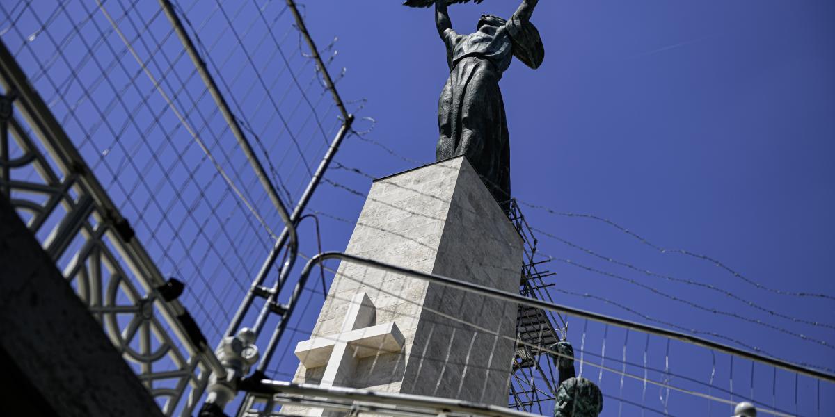 A kereszt. A helyzet nem egyházi, hanem politikai kérdés