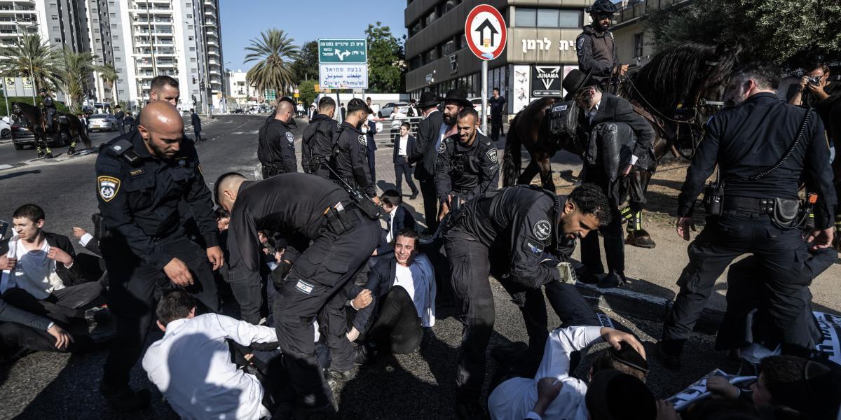 Ultraortodox tüntetők. Az askenázi vezetők ragaszkodnak Netanjahu korábbi ígéretéhez, miszerint biztosítják a jesiva iskolák hallgatóinak katonai szolgálat alóli mentességét