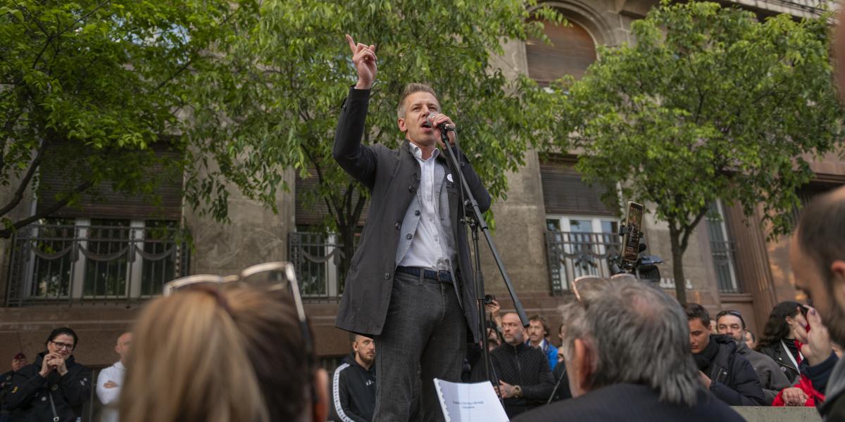 Magyar Péter a Belügyminisztérium előtt 2024. április 26 -án