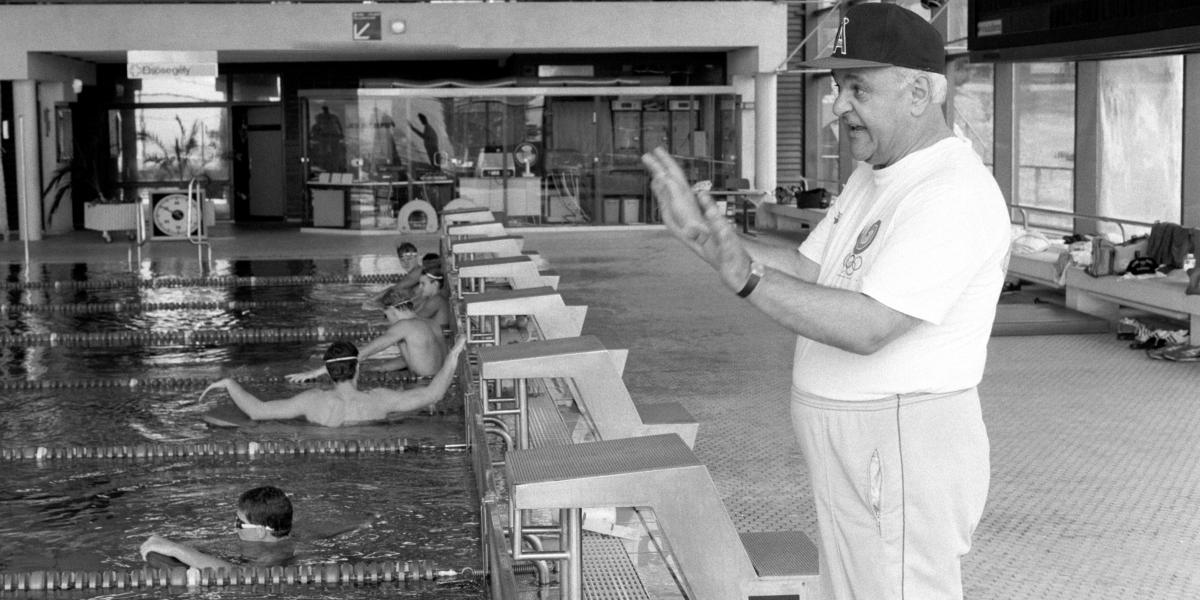 Széchy Tamás szövetségi kapitány edzést tart a bonni Európa-bajnokságra készülő magyar úszóválogatottnak 1989. augusztus 2-án