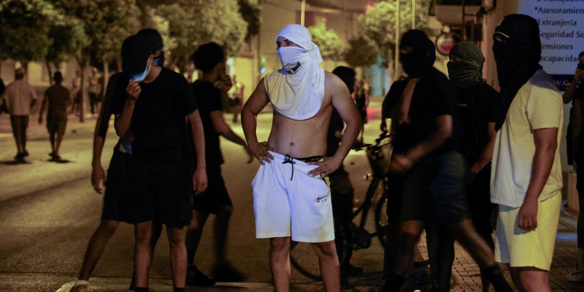 A főleg marokkói származású fiatalok hétfőn újabb csatára készülődtek a Murcia tartománybeli Torre-Pachecóban, hátha megismétlődik a hétvégi szélsőjobboldali támadás